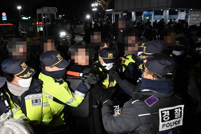 군경이 국회로 진입을 봉쇄하고 있다.