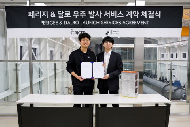 2월 15일 위성 발사관 테스트를 위한 우주 발사서비스 계약을 체결하고 기념촬영을 하고 있다. / 사진=페리지에어로스페이스 제공