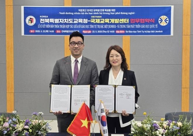전북교육청 문형심 창의인재교육과장(오른쪽)과 베트남 교육훈련부 국제교육개발센터 판 탄 빈. 사진=전북교육청