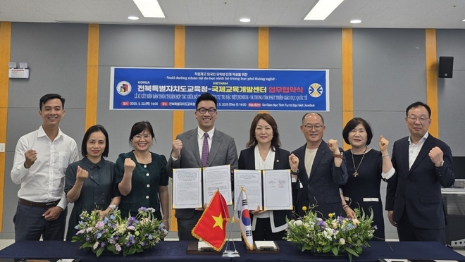 업무협약식에는 문형심 창의인재교육과장과 베트남 교육훈련부 국제교육개발센터 판 탄 빈(PHAN THANH BINH) 부센터장, 외국인 유학생 선도학교장 등 10여 명이 참석했다. 사진=전북교육청