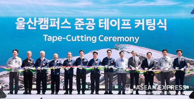 HD현대건설기계가 5월 20일 울산캠퍼스에서 스마트팩토리 준공식을 갖고 기념촬영을 하고 있다./사진=HD현대건설기계 제공
