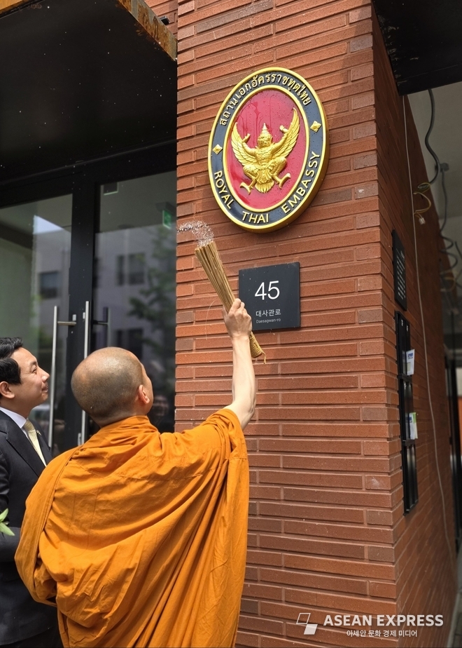 태국 승려가 새 영사과 청사의 간판에 물을 뿌리는 의식을 주재하고 있다. 사진=박명기