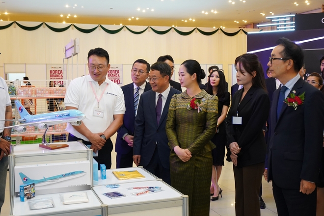 구본경 KOTRA 동남아대양주지역본부장(왼쪽 세 번째), 박정욱 주캄보디아 대한민국 대사(오른쪽 첫 번째) 및 쩜 니몰(Cham Nimul) 캄보디아 상무부 장관(오른쪽 세 번째) 등 주요 참석자들이 참가기업 부스를 방문하고 있다. 사진=KOTRA