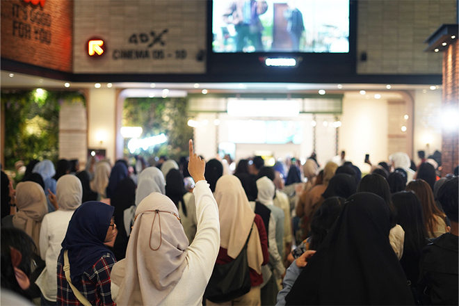 CGV 그랜드 인도네시아 로비에서 떼창을 부르고 있는 세븐틴 팬들. 사진=CJ뉴스룸