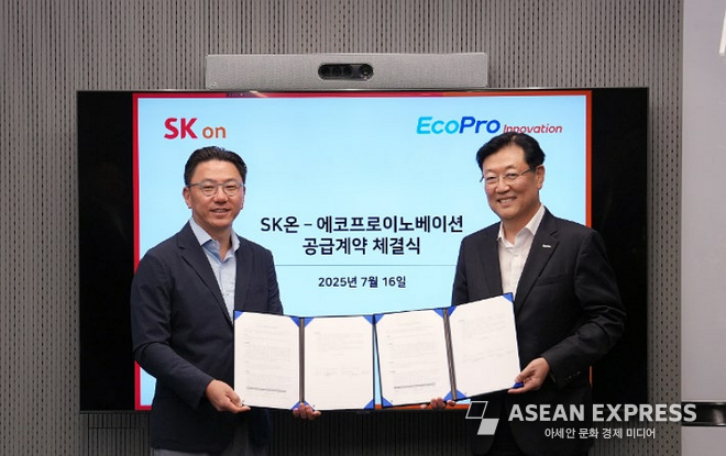 7월 16일 박종진 SK온 전략구매실장(左)과 김윤태 에코프로이노베이션 대표(右)가 SK온 그린캠퍼스에서 수산화리튬 공급 계약 체결 후 기념 촬영에 임하고 있다./사진=SK온 제공