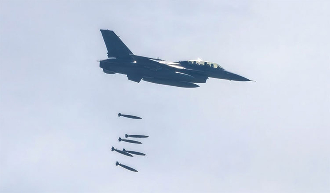 태국 공군 F-16 전투기가 프레아 비헤아르 주의 분쟁 중인 국경 지대를 따라 캄보디아 군 진지를 겨냥한 공습을 감행하면서 캄보디아와 태국 간의 긴장이 고조되고 있다. 사진=크메르타임즈