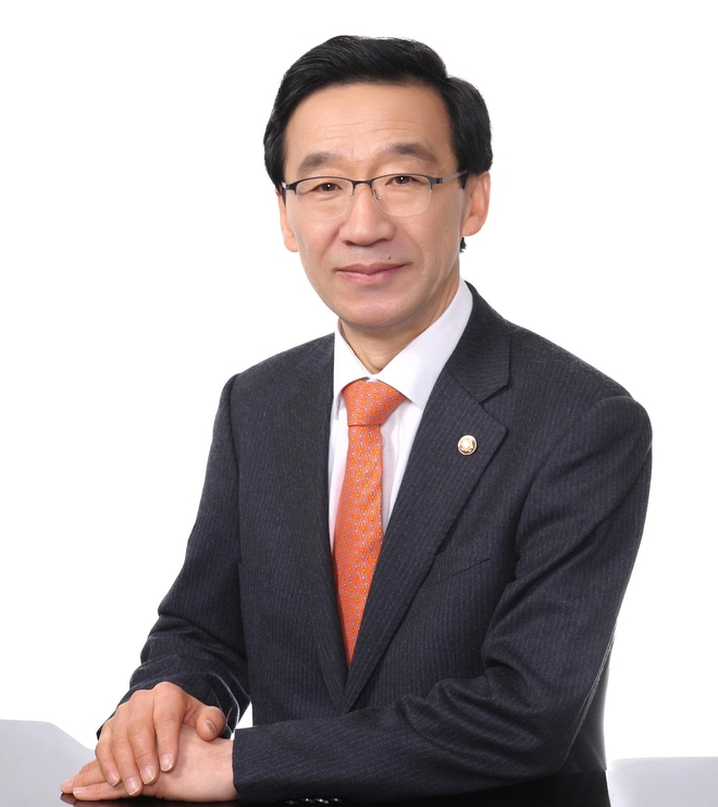 이재명 대통령 베트남 특사단 단장을 맡은 이인기 전 새누리 의원. 사진=이인기 페이스북