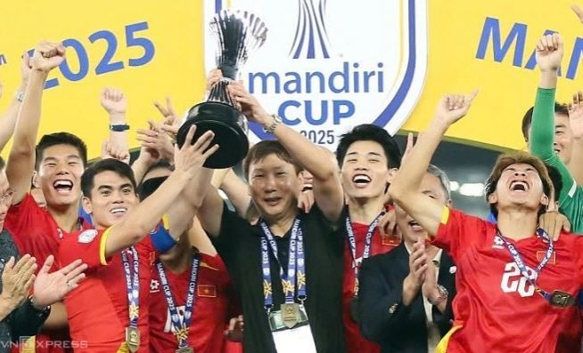 김상식 베트남 축구대표팀 감독이 박항서에 이어 '한국감독' 신드롬을 일으키고 있다. 사진은 2025 AFF U-23 챔피언십 결승전 우승컵을 환호하는 모습. 사진=VNEXPRESS