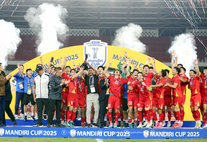 우승 직후 환호하는 김상식 감독과 베트남 축구 대표 선수들. 사진=베트남축구협회