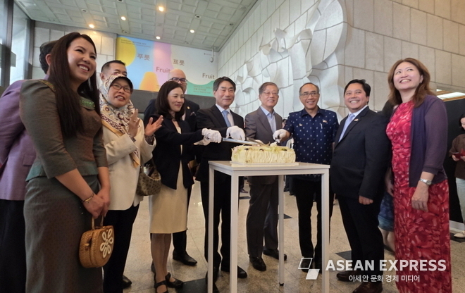 축하 케이크를 커팅을 하고 있는 김재신 한-아세안센터 사무총장과 귀빈들. 사진=아세안익스프레스