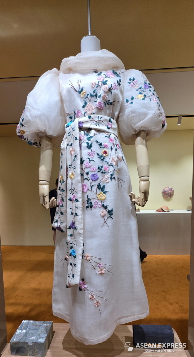 마리아 베가 전 필리핀 대사가 기증한 필리핀 직물 기술을 반영한 전통의상. 사진=아세안익스프레스