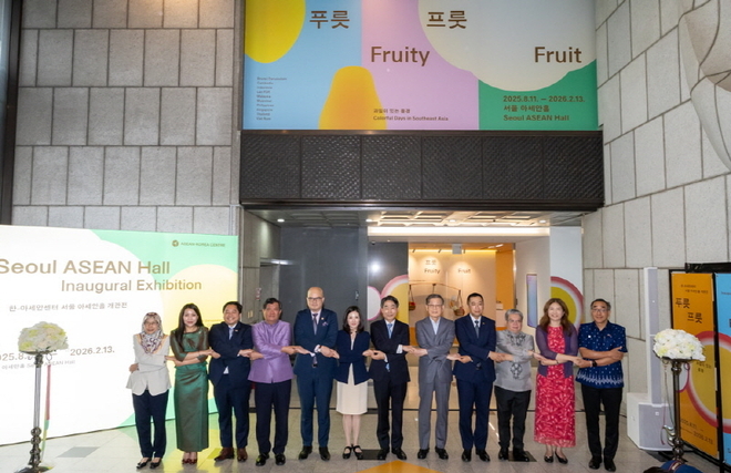 김재신 한-아세안센터 사무총장(가운데), 김진아 외교부 제2차관(오른쪽), 김황식 전 국무총리(왼쪽)를 비롯한 아세안 10개국 대사 및 대표들이 기념 촬영을 하고 있다. 사진=한-아세안센터