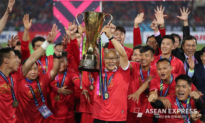 2018 AFF 스즈키컵 우승 트로피를 올린 박항서 베트남 축구 국가 대표팀 감독. 사진=베트남축구연맹 
