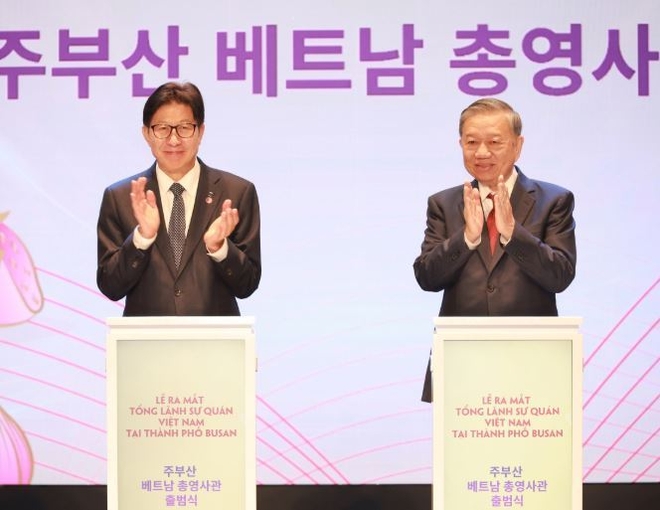 박형준 부산시장(왼쪽)과 또 럼 베트남 당서기장이 주부산 베트남 총영사관 출범식에서 축하하고 있다. 사진=부산시