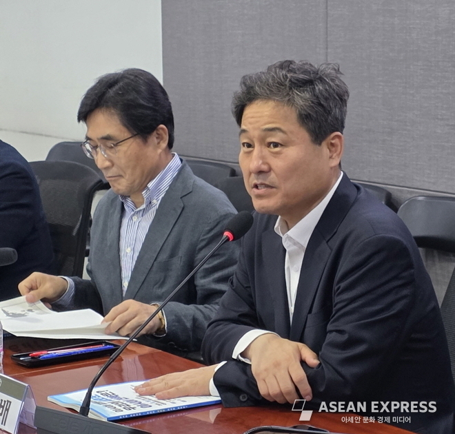 김영선 아시아비전포럼 의장과 김영배 더불어민주당 의원(오른쪽). 사진=박명기
