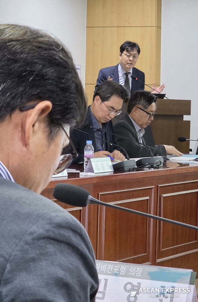 정호재 아시아비전포럼 사무국장이 세미나를 사회를 보면서 포럼의 데뷔식을 치렀다. 사진=박명기