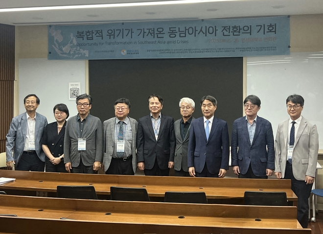 김재신 한-아세안센터 사무총장과 정가연 외교부 아세안국 심의관이 참여하여 학술대회 개회식 축사를 전했다. 전 대사들을 비롯해 귀빈들이 사진 촬영을 했다. 사진=한국동남아학회
