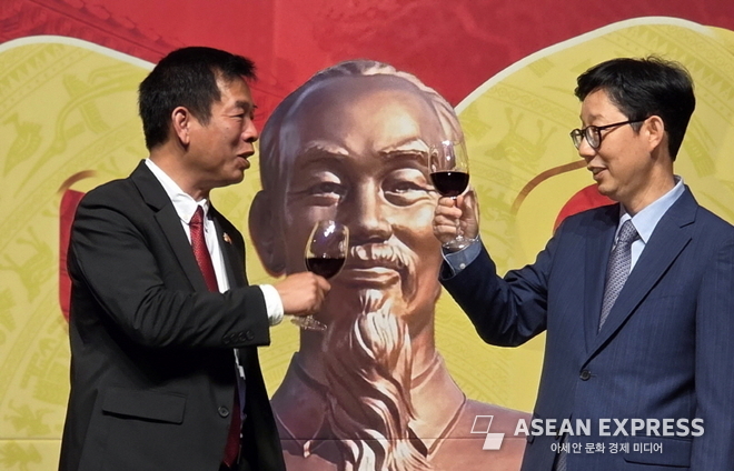 박윤주 외교부 제1차관과 부호 주한국 베트남대사(왼쪽). 사진=박명기