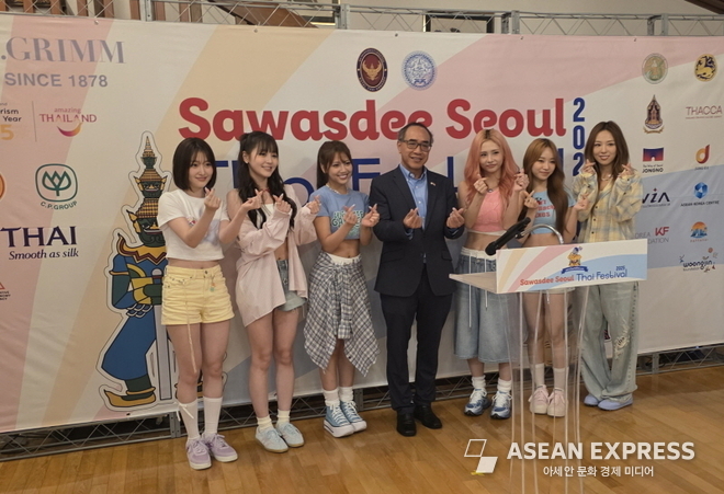 타니 주한태국대사와 함께 기념사진을 찍은 6인조 걸그룹 ‘퀸즈 아이’. 사진=박명기