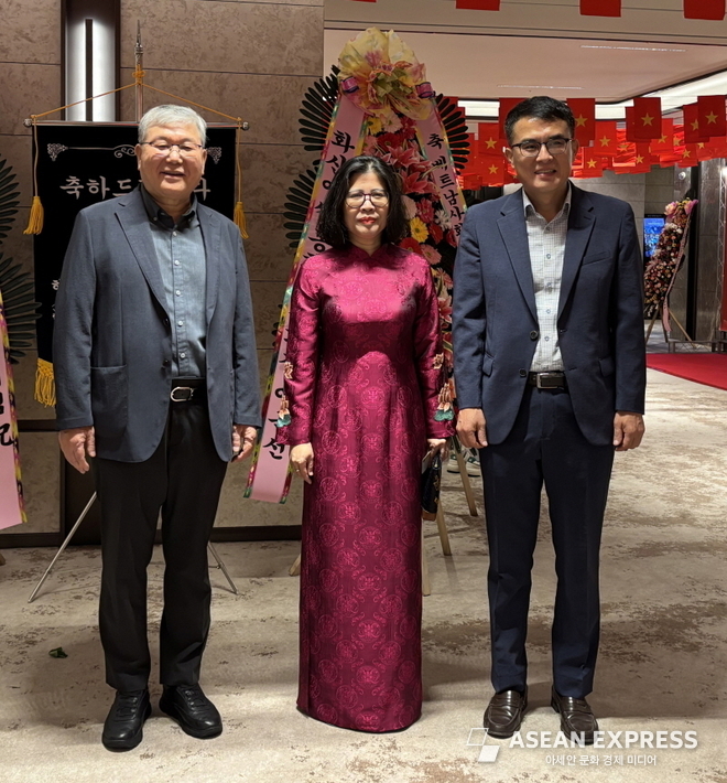 배양수 교수와 도안프엉란 총영사, 김태규 교수(왼쪽부터). 사진=배양수