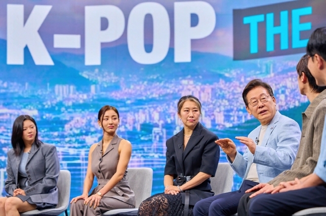 사진 왼쪽부터 영화의 OST를 부른 걸그룹 트와이스의 멤버 정연·지효, 매기 강 감독, 이재명 대통령, 음악 프로듀서 겸 디제이 알티(R.Tee), 평론가 김영대 사진= 대통령실 제공