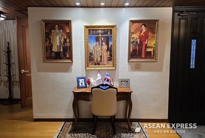 주한 태국대사관저 안에 있는 태국 국왕의 초상. 사진=박명기