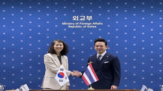 서빈 외교부 공공문화외교국장과 니껀뎃 파랑꾼 외교부 공보국장. 사진=외교부