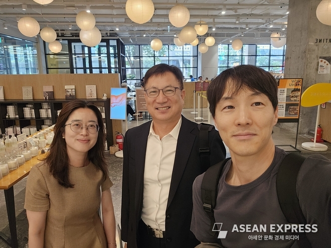 연구 사업에 참여하는 이진영, 전제성(소장), 최종현 교수(왼쪽부터). 사진=전북대 동남아연구소