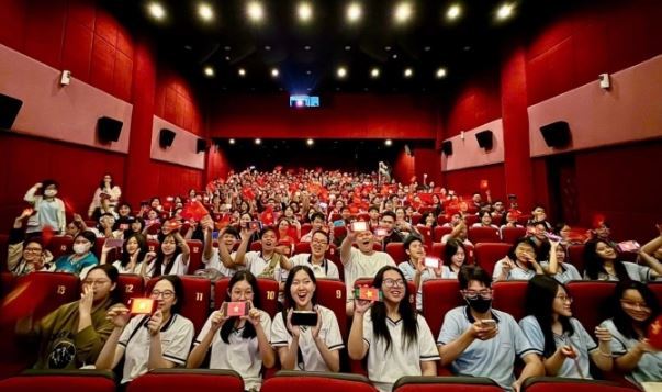 호치민 텐 로만 고등학교의 200명 학생과 교사들이 영화 ‘레드 레인’을 무료 관람 티켓을 받았다. 사진=텐 로만 고등학교