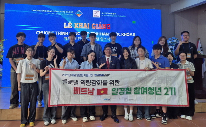 ‘베트남 일경험’ 2기에 참여한 21명의 부산외대 베트남어전공 및 글로벌자유전공학부 학생들 단체 사진. 사진=부산외대