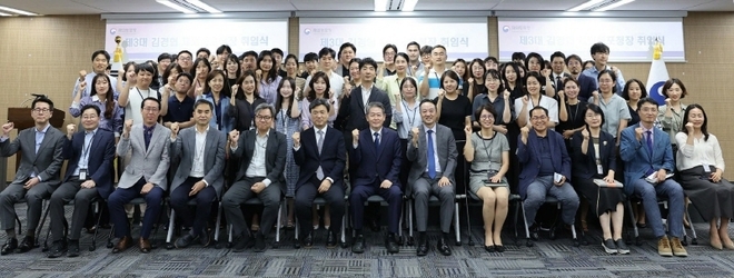 경협 신임 재외동포청장이 10일 오후 인천 송도 본청에서 열린 취임식에서 기념 사진을 찍었다. 사진=재외동포청