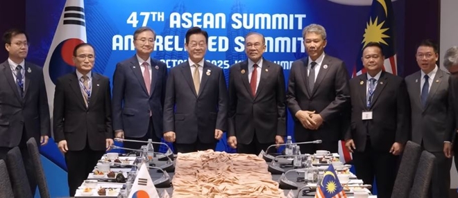이재명 대통령은 말레이시아 ‘안와르 이브라힘 말레이시아 총리와 첫 정상회담을 가졌다. 사진=대통령실 동영상 캡처