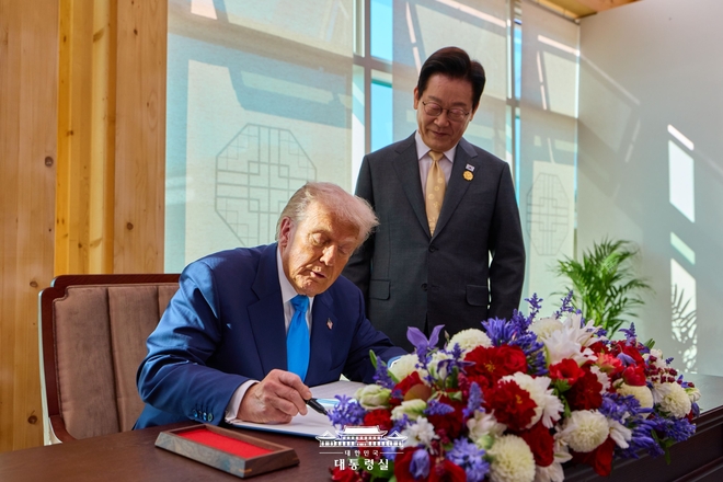 이재명 대통령이 도널드 트럼프 미국 대통령과 경주에서 만나 정상회담 가졌다. 관세협상을 최종타결했다. 사진=대통령실