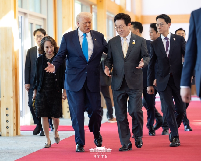 도널드 트럼프 미국 대통령이 한미정상회담을 위해 이재명 대통령과 함께 걷고 있다. 사진=대통령실