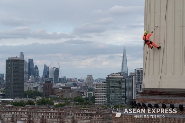 Finishing touches being added to Battersea Power Station’s iconic chimneys in preparation for the public opening on 14th October 2022. Finishing touches being added to Battersea Power Station’s iconic chimneys in preparation for the public opening on 14th October 2022.