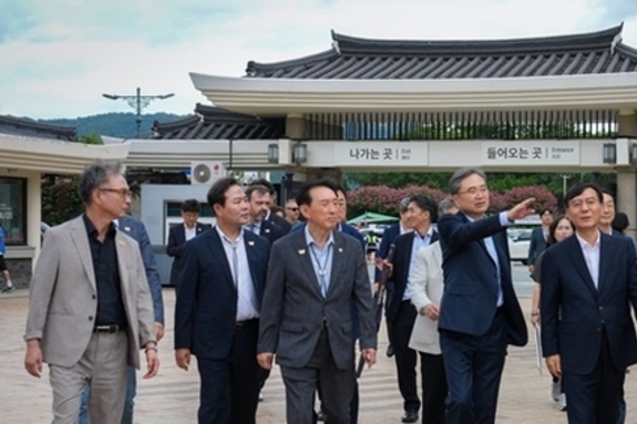조현 외교부장관, “경주 APEC 정상회의 준비 잘돼나가요?”