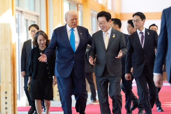 트럼프 “한국 핵추진 잠수함 건조 승인…필라델피아 조선소서 건조”