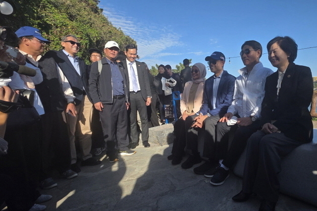 반갑다! 제주올레 8코스에 10개국 벤치...한-아세안올레서 놀멍쉬멍