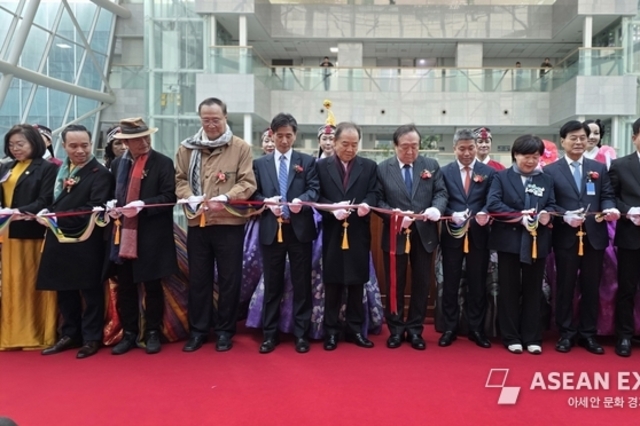 위대한 인물 호찌민, ‘빛의 작가’ 부이 반 뜨 '한국 국회'서 전시하다