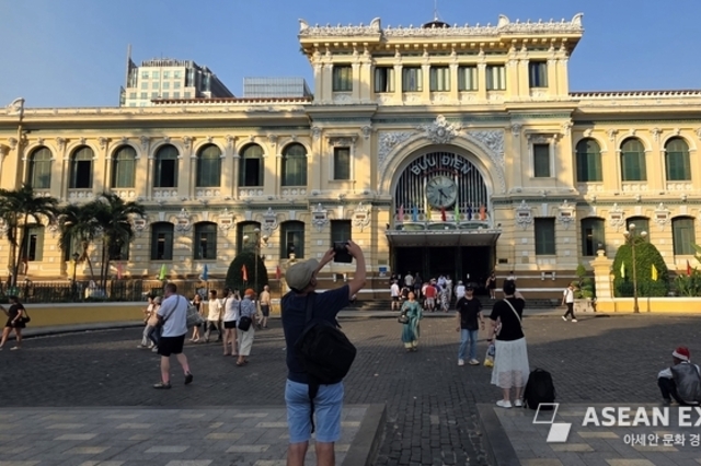 [호치민투어1] 에펠이 설계한 '사이공 중앙우체국'서 봄엽서를 쓰다
