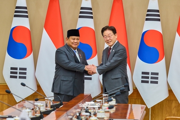 이재명, 프라보워 인니 대통령에 ‘무궁화대훈장’ 수여