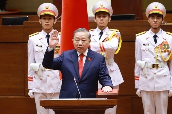 [핫이슈] 또럼 당서기장, 국가주석 겸임...베트남 최초 ‘권력일체화’ 완성